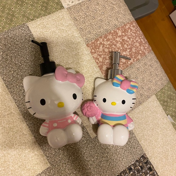 FIRST OFFER GETS IT Set of 2 Hello Kitty Soap Dispensers - Picture 3 of 3